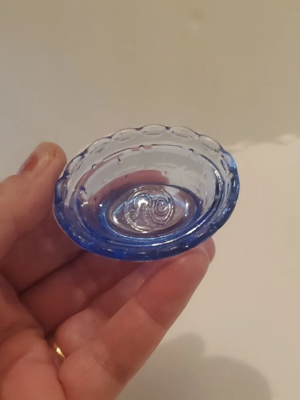 Rose's Closet Hen On Nest Glass Dish